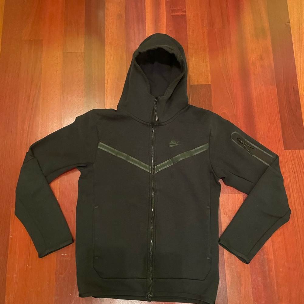Old season black Nike tech